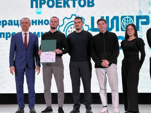Награждение лучших проектов акселератора на сцене