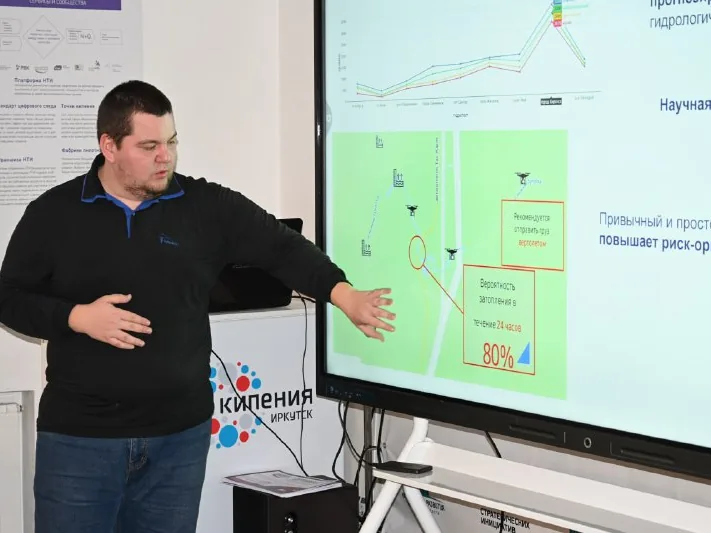 Финалист регионального отбора «УМНИК» защищает проект у экрана