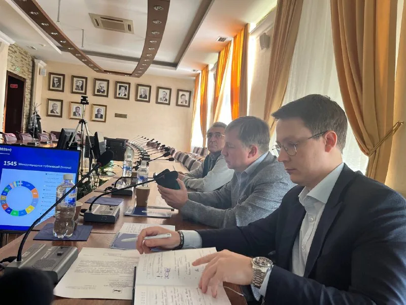 Участники проектной сессии за столом с документами