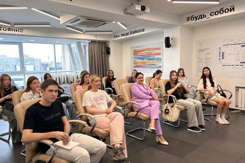 Участники встречи в зале Точки кипения — Иркутск, на стенах надписи «#будь_собой» и «#меняй_состояние»